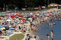 La playa de Cab�o, en el litoral de A Pobra, abarrotada de gente en plena temporada estival. 