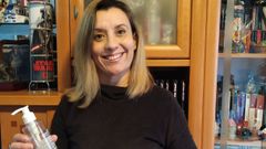 Mari Luz Tuya, muestra uno de los geles que prepara