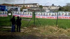 El mosaico de caras est� colgado en la alambra de la f�brica de armas