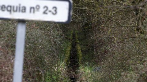 Una acequia sin agua, fotografiada hace unos d�as en la parroquia monfortina de A Parte