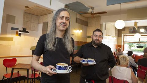 Pablo Iglesias, dueo de El Muelle y nieto del fundador, sirve cafs junto al camarero Manuel Torreira (detrs) en las tazas que Sargadelos serigrafi para el bar. Neste aniversario queremos financiar un libro sobre obxectos do local. Aqu gardaban as sas caixas os limpabotas de Santiago e anda temos algunha, avanza Iglesias con ilusin