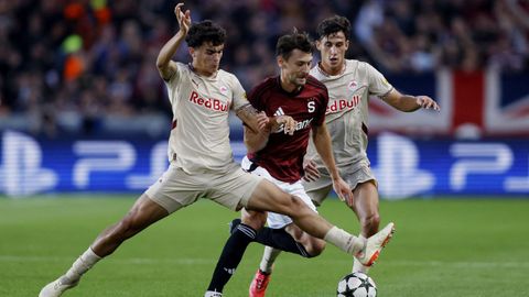 Bajcetic, luchando por el esférico durante un partido de Liga de Campeones