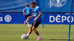 Yeremay Hern�ndez tocando bal�n durante un entrenamiento en el D�por Training Center