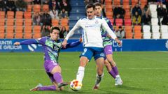 Jorge Gonzlez se lanza a los pies de De Miguel en el Lugo-Tenerife de la pasada jornada.