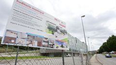Exterior del auditorio, con el cartel sobre las reformas