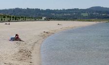 Imagen de la playa del lago de As Pontes, donde este verano han acudido muchos ba�istas.