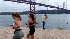 Varias personas pescan y hacen ejercicio en la ribera del r�o Tajo, en Lisboa.