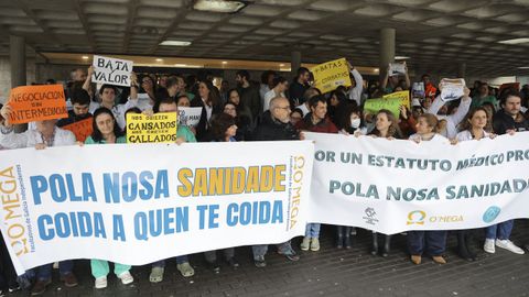 Manifestacin de mdicos, con pancartas del sindicato O'Mega, en el Hospital Clnico de Santiago.