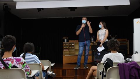 Pedro Rascado, que estuvo acompa�ado por su hija, ofreci� una charla a los alumnos del IES David Buj�n de Cambre que este fin de semana participan en la feria Open Science