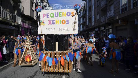 El multitudinario desfile escolar de entroido de Xinzo llen las calles del municipio