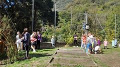 Alumnos del colegio Poeta Ux�o Novoneyra en el huerto escolar, que este curso se utilizar� para estudiar las mariposas