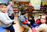 Teo Cardalda, junto con el profesor Xabier V�zquez, en una charla sobre el Centenario.