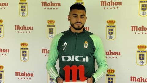 Leo Romn, con el premio a jugador 5 Estrellas del mes de abril en el Real Oviedo