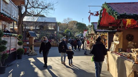 El otro gran reclamo navideo es su mercadillo, con ms de 150 puestos a los pies del lago Lemn