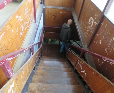 Aspecto de las escaleras de acceso a la planta superior de la estaci�n de autobuses. 