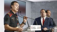 El jefe de los Mossos d'Esquadra, Eduard Sallent, en la rueda de prensa ofrecida este viernes acompaado del Consejero de Interior cataln Joan Ignasi Elena