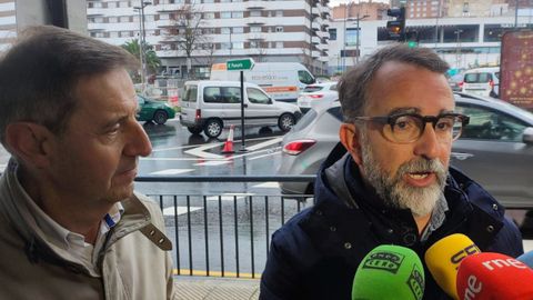 El portavoz socialista en el Ayuntamiento de Oviedo, Carlos Fern�ndez Llaneza, y el concejal del PSOE Juan �lvarez