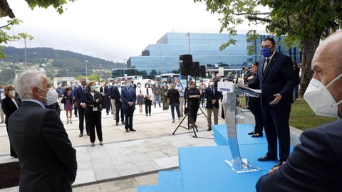 Minuto de silencio durante el acto en homenaje a las vctimas del coronavirus celebrado hoy viernes en las inmediaciones del Hospital Universitario Central de Asturias (HUCA)