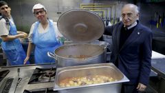 Jacinto Luis Torres Fraga, el presidente de la Cocina Econ�mica, abre una de las grandes potas de guiso acompa�ado por dos de sus colaboradoras
