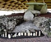 El dolmen de Dombate descansa protegido bajo un edificio, que fue inaugurado en marzo del 2011. 