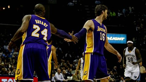 Kobe Bryant y Pau Gasol se saludan en el partido