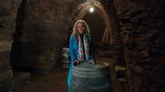 Carina Rodr�guez, en el interior de una de las m�s de 1.000 covas de Valdeorras