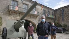 Joseph Ghanime L�pez, Carlos S�nchez Crestar y Alberte Naya, frente al Museo Militar de A Coru�a