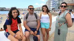 V�ctor Manuel Cuenca y Raquel Ant�n, con sus hijas, turistas madrile�os en Silgar, en Sanxenxo este verano
