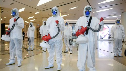 Tareas de desinfeccin de un centro comercial en Bangkok antes de su reapertura