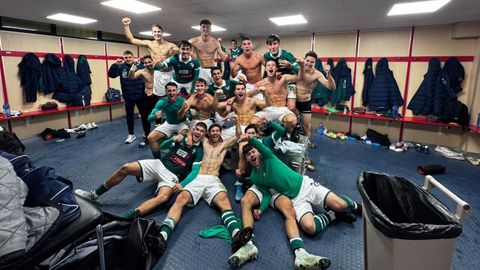 Los futbolistas del Coruxo, celebrando el triunfo ante el Numnacia, en el vestuario de Los Pajaritos.