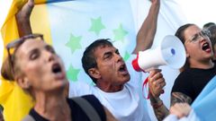Un manifestante sostiene una bandera durante una protesta contra la llegada del crucero MV Hondius, en Santa Cruz de Tenerife.  