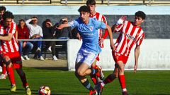 El canterano del Celta Hugo Burcio, en un partido de juveniles frente al Sporting en A Madroa.