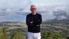Chipperfield, posando en el monte Enxa, en Porto do Son, con la r�a de Muros-Noia al fondo.