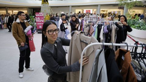 Saradrh, en el mercado de ropa solidario de Marineda City.  