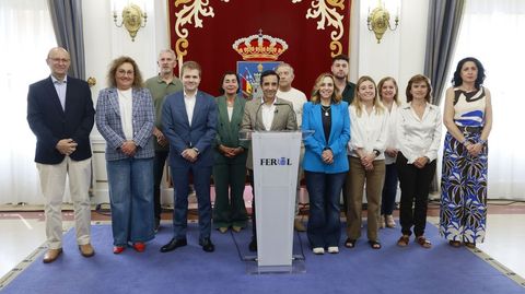 Rey Varela (en el centro) quiso trasladar una imagen de unidad compareciendo acompa�ado por los otros doce concejales del PP. De izquierda a derecha, Jos� Antonio Ponte Far, Patricia Cons, Ricardo Aldrey, Javier D�az Mosquera, Elvira Miramontes, Jos� Tom�, Pamen Pieltain, Ar�n L�pez, Blanca Garc�a, Rosa Mart�nez Beceiro, Susana Sanjurjo y Maica Garc�a Fraga.