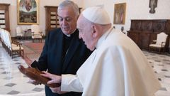 El obispo de Tenerife, ya fallecido, Bernardo �lvarez, y el papa Francisco, en una imagen del a�o 2024