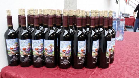 O Barco se rindi al botelo.El antes de las botellas de vino