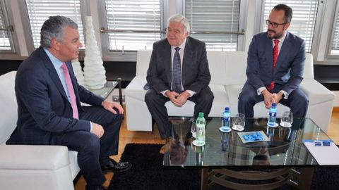 El presidente de FADE, Belarmino Feito junto a los dirigentes de Vox Asturias, Rodolfo Espina e Ignacio Blanco