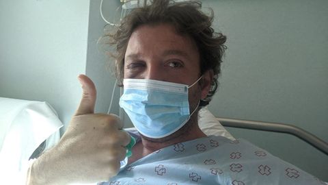 Juan Alberto Gasamans, en el hospital recuperndose de los golpes sufridos tras precipitarse al vaco en la ruta del ro Tambre