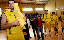 El t�cnico del cuadro amarillo imparte instrucciones a sus jugadores en una imagen de archivo.