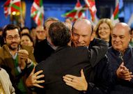 Ibarretxe abraza a Urkullu en un acto anoche en Llodio.