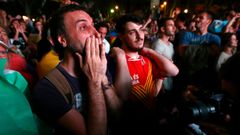 Abucheos y decepci�n de los independentistas en el exterior del Parlament