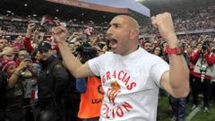 El entrenador del Sporting, Abelardo Fernndez, celebra la permanencia en Primera Divisin.