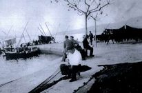 <span lang= es-es >...Y los de antes</span>. Foto histrica de pescadores del xeito cosiendo los aparejos.