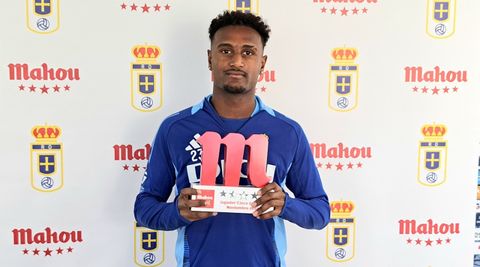 Haissem Hassan, con el premio a mejor jugador del Oviedo en el mes de noviembre