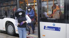 Imagen de archivo de viajeras con mascarilla en el autob�s en Pontevedra