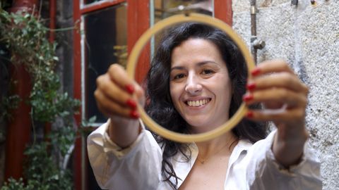Tati Fern&aacute;ndez cambia el bastidor por una m&aacute;quina de bordado en cadeneta antigua, controlada mediante una manivela situada debajo, para hacer bordados personalizados en vivo. Destaca la santiaguesa que este es un formato para eventos &laquo;que no hace nadie por aqu&iacute;&raquo;.