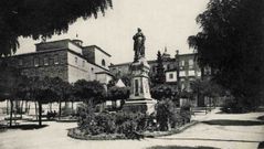 Estatua de Concepci�n Arenal en la Alameda de Ourense