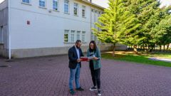 Juli�n Bustelo y Ana Vidal mirando el proyecto del centro de d�a que se habilitar� en el inmueble situado detr�s de ellos