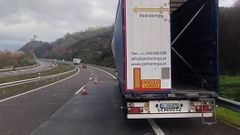 El cami�n llevaba una carga de, planchas de m�rmol.